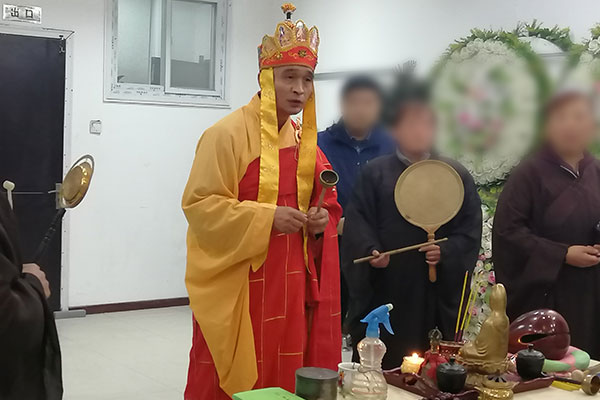 在合肥殡仪馆进行超度仪式