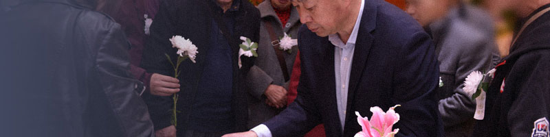 方呈冬老师在做服务